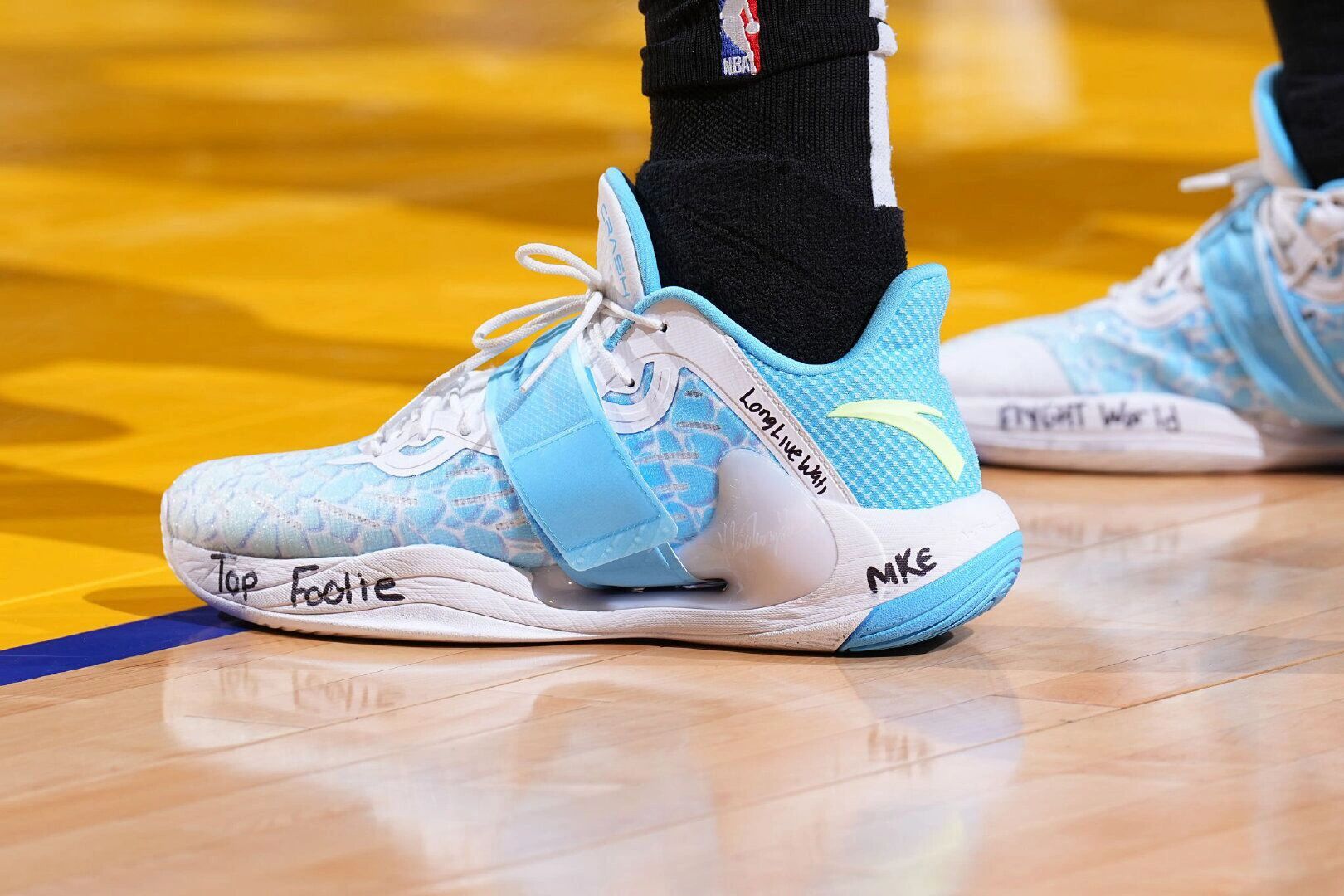 开云体育-JackeyLove在勇士比赛中回归赛场，出色防守引发热议！的简单介绍